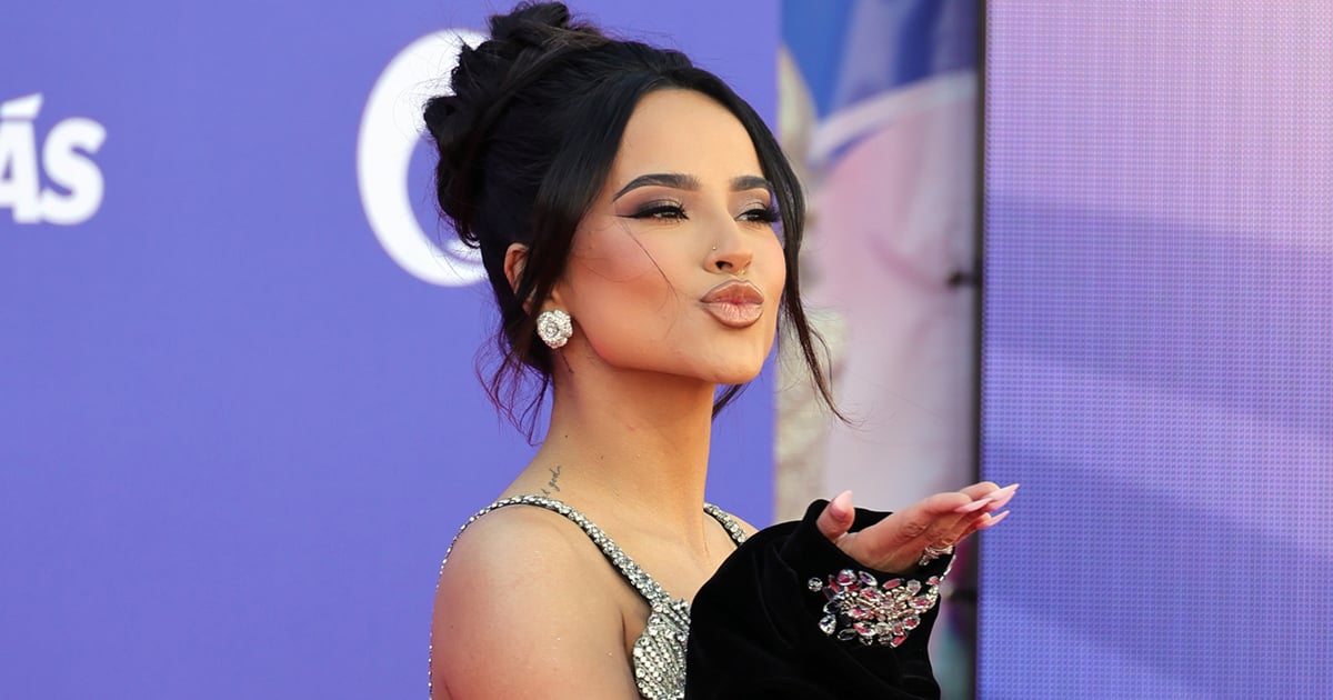 Мини-платье с пайетками от Becky G на Latin AMA 2023