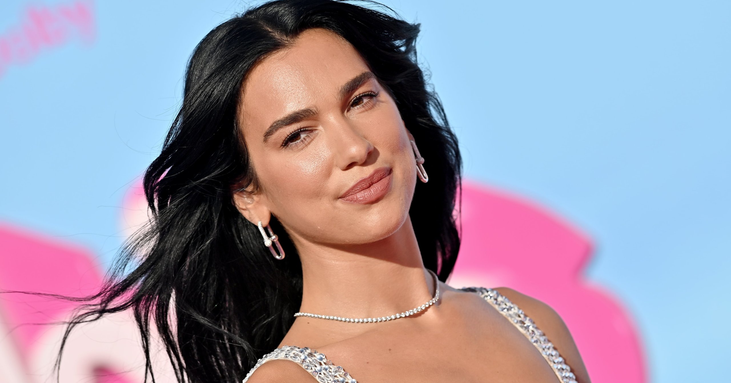 Металлическое мини-платье Dua Lipa с ремешками в отпуске