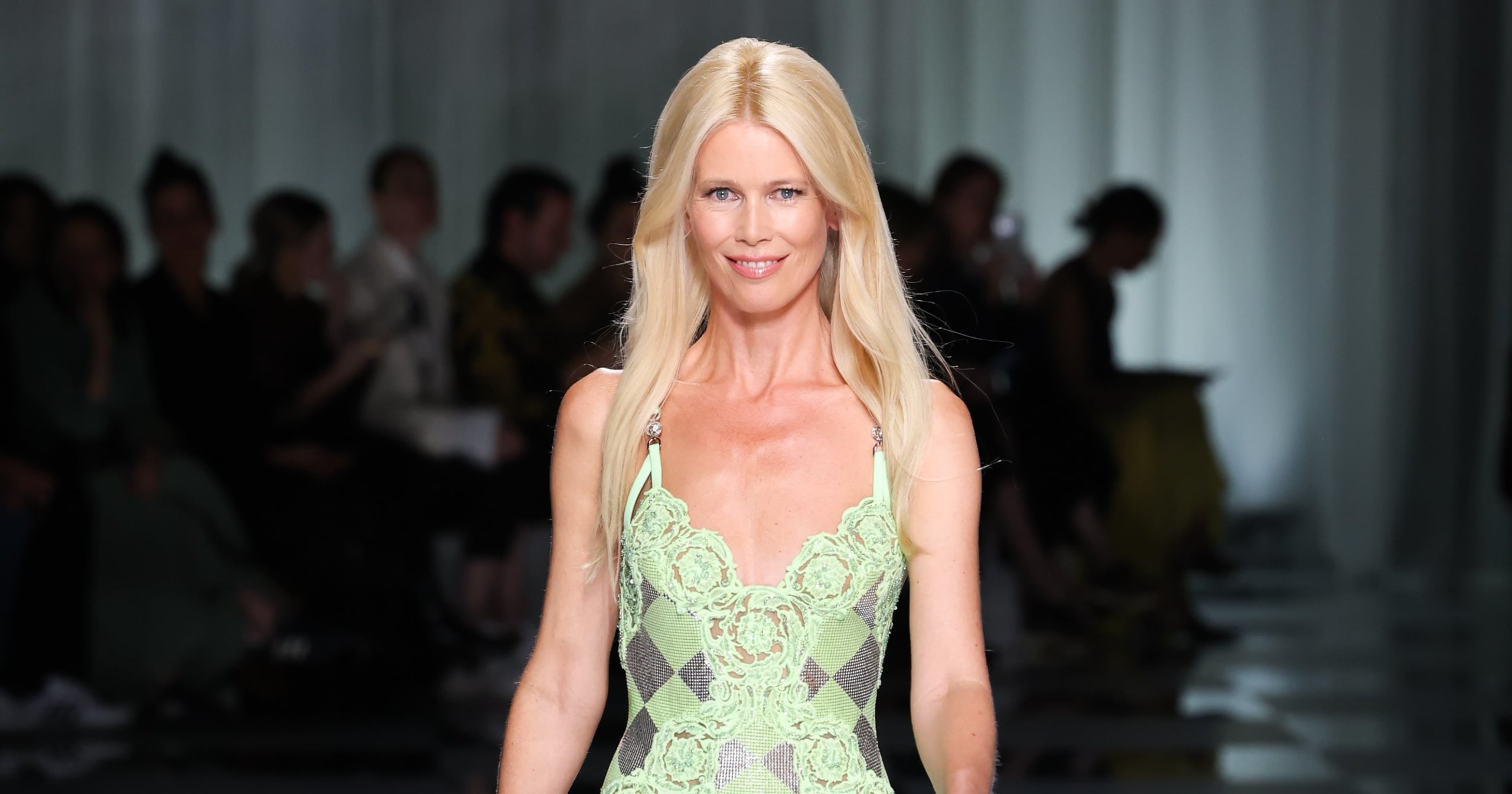 Клаудия Шиффер закрыла показ Versace Spring ’24 в Милане