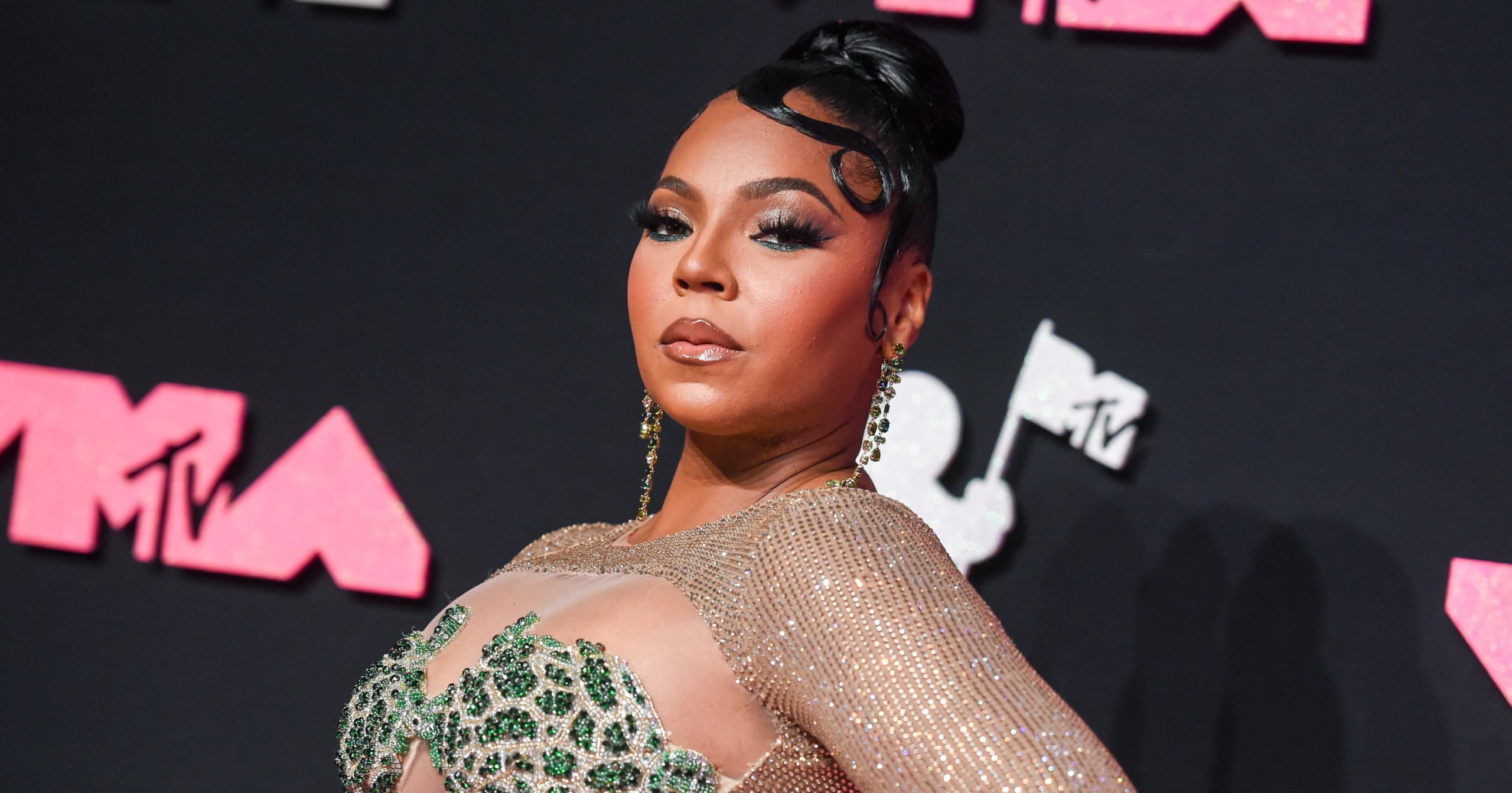 На сайте Ashanti’s Clutch есть фотография Нелли на VMA